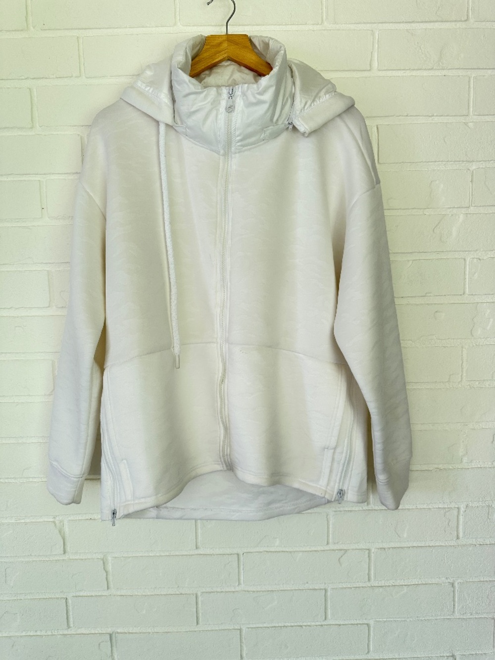 Fabletics Lotta Removable Hood Mock Neck Camo Jacket White Size Large